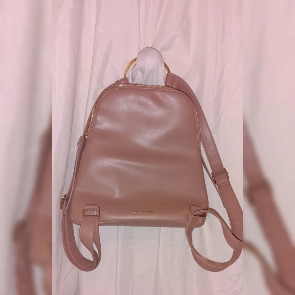 Used backpack💙 - Picture 4 of 6